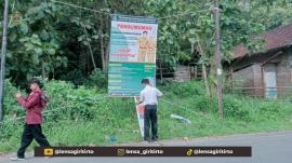 Pemasang Banner dan Penempelkan Flyer Pengumuman Pembukaan Lowongan Pamong